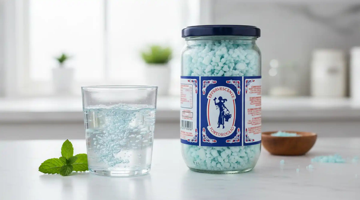 Bocal de Tortoroglio naturel accompagné d’un verre d’eau pétillante, présenté comme digestif italien traditionnel.