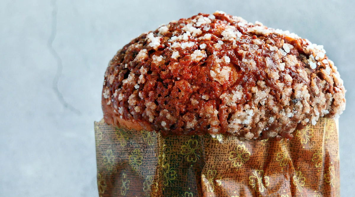 Panettone artisanal italien doré avec croûte sucrée croquante, symbole des fêtes de Noël traditionnelles en Italie – EasyGusto.fr