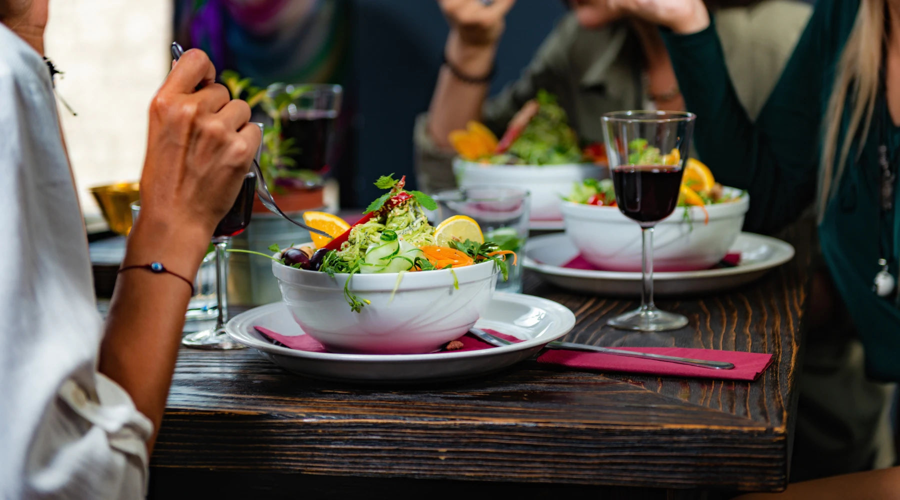 MANGER AU RESTAURANT SANS EXCÈS : LES CONSEILS D'UNE NUTRITIONNISTE