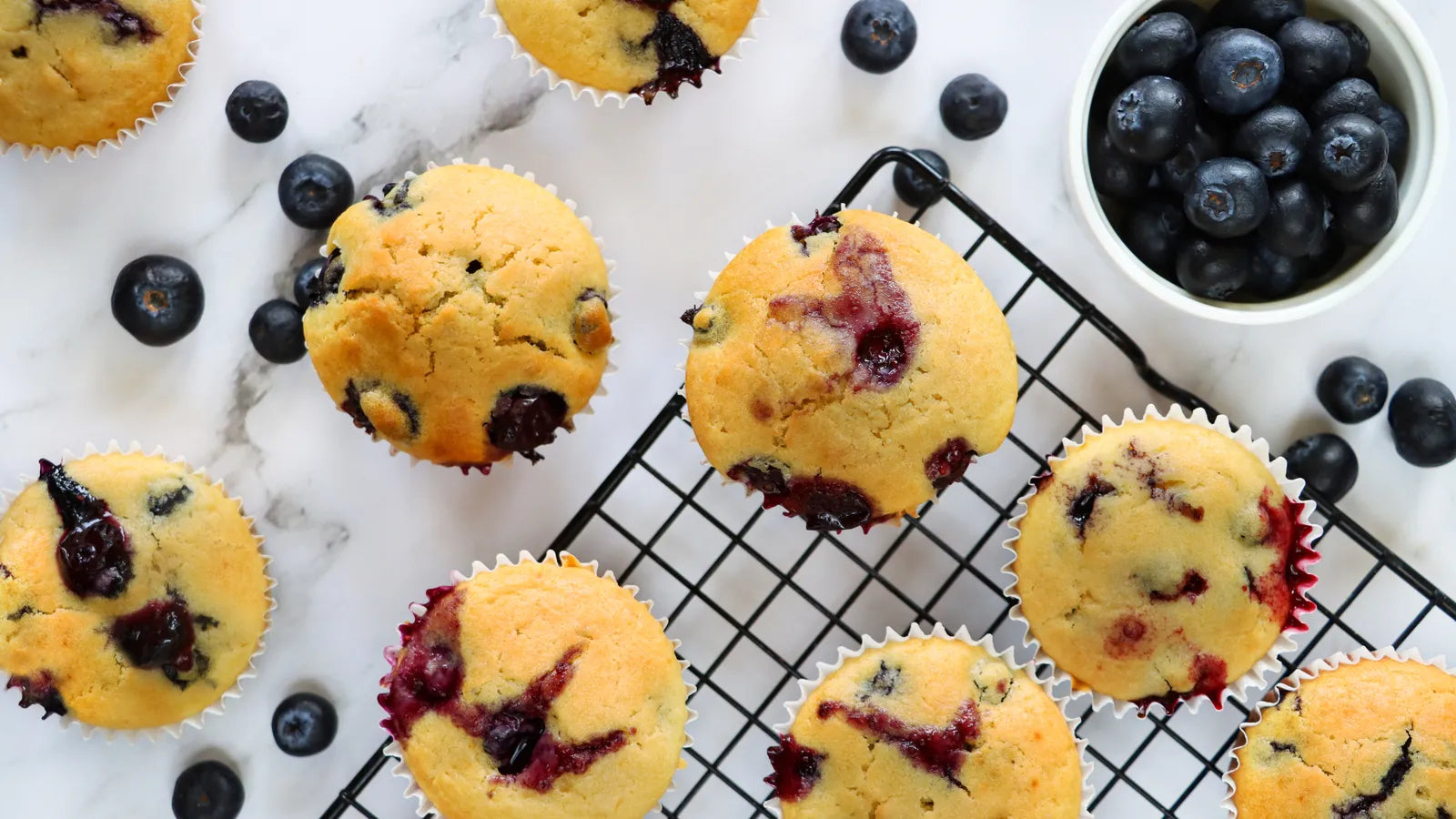 Muffins véganes aux myrtilles fraîchement cuits, présentés sur une assiette.