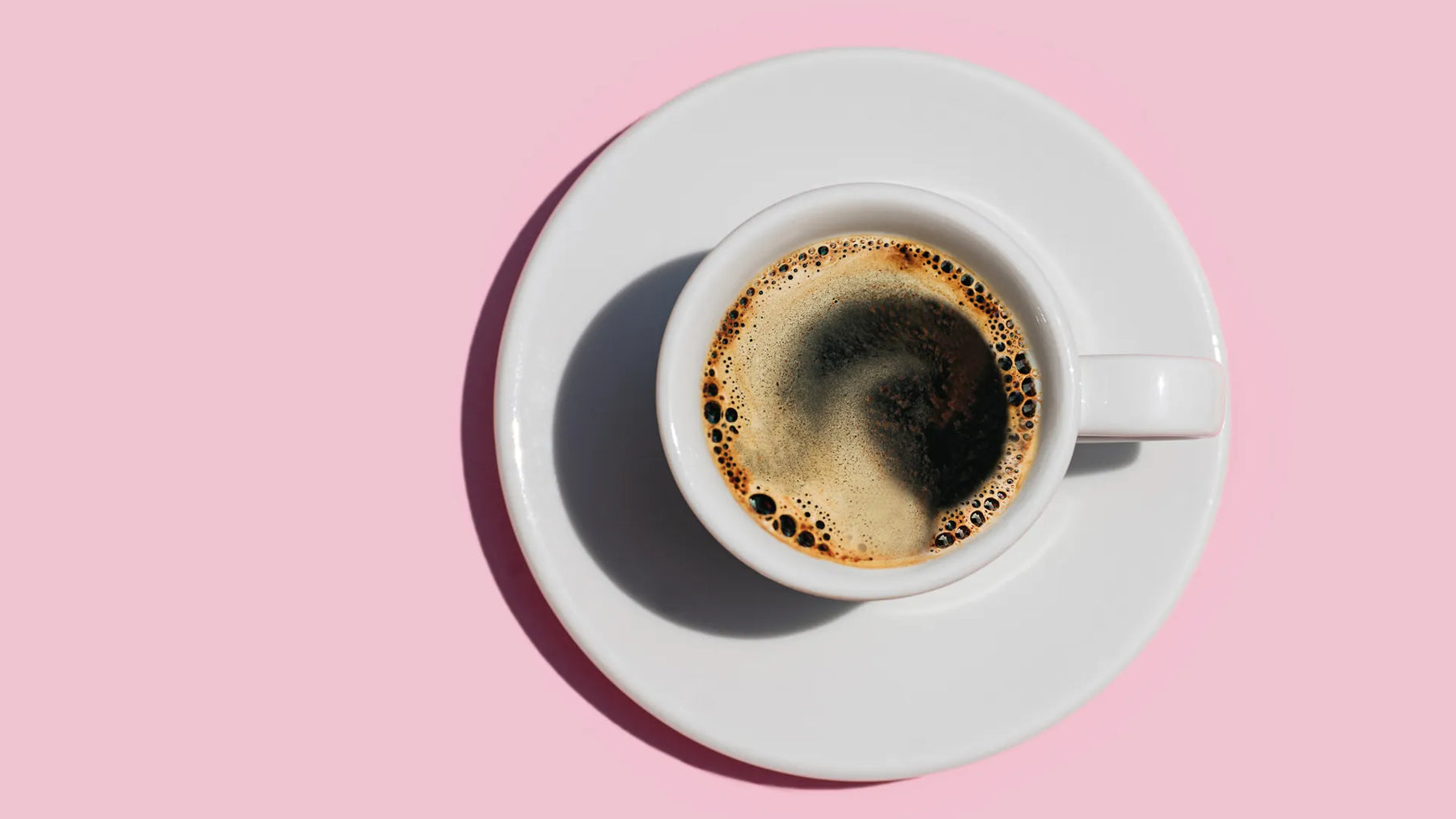 POURQUOI LE CAFÉ EST-IL SERVI DANS UNE TASSE ? LES RÈGLES DU GALATEO