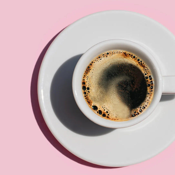 POURQUOI LE CAFÉ EST-IL SERVI DANS UNE TASSE ? LES RÈGLES DU GALATEO