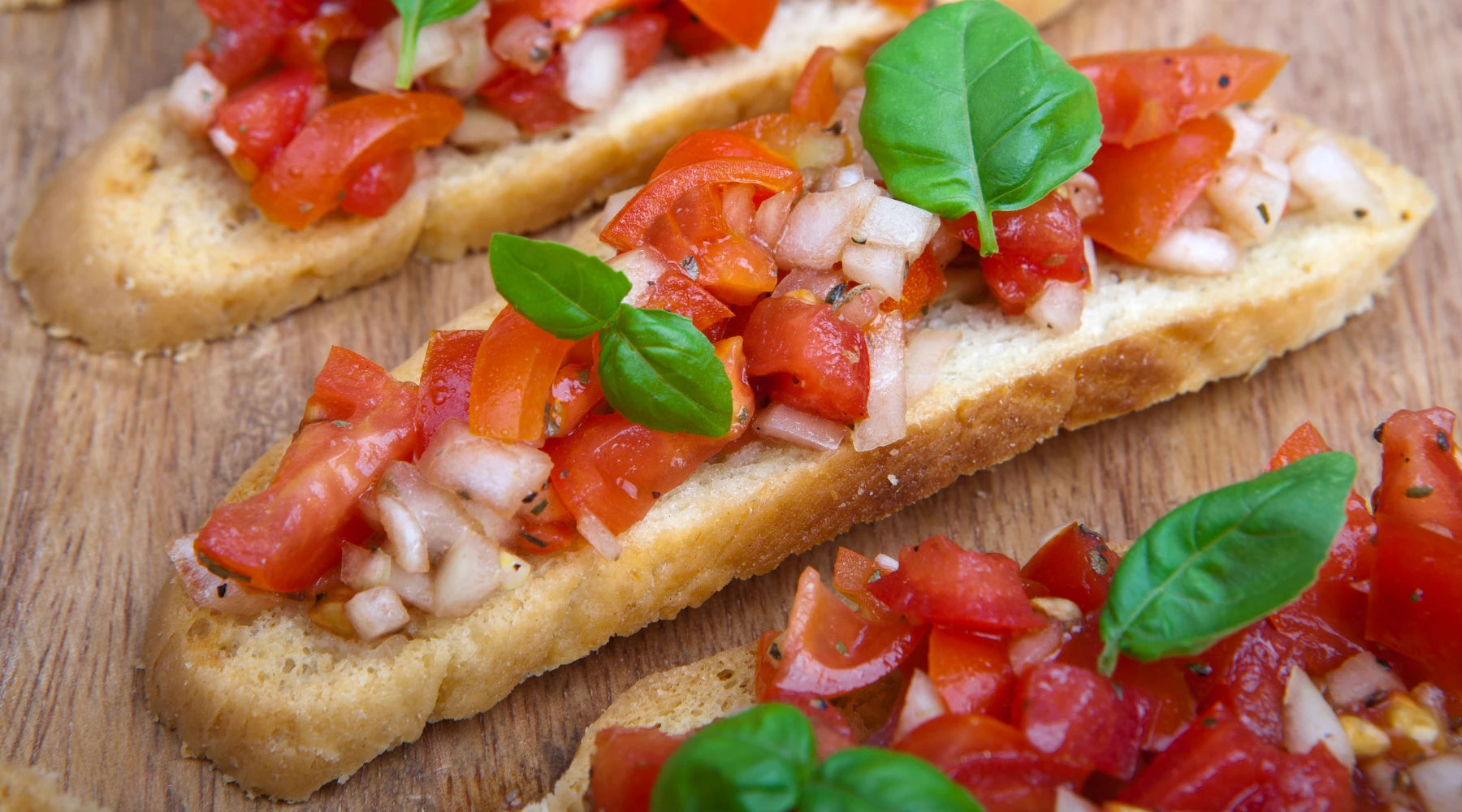 Bruschetta aux tomates avec basilic frais