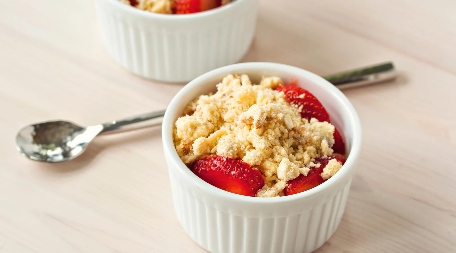 CRUMBLE DE FRUITS ROUGES ET CRÈME AU RHUM