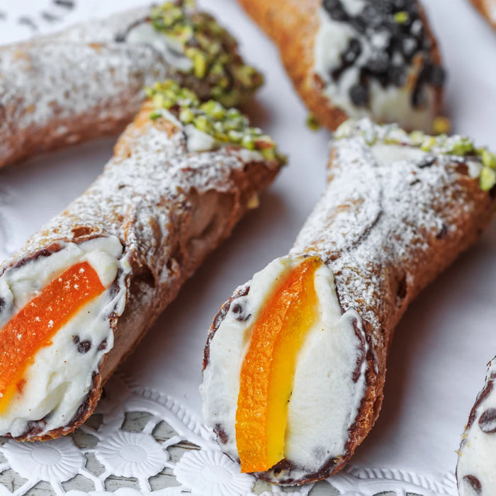 Cannoli Sicilien garnis avec de la crème à la ricotta