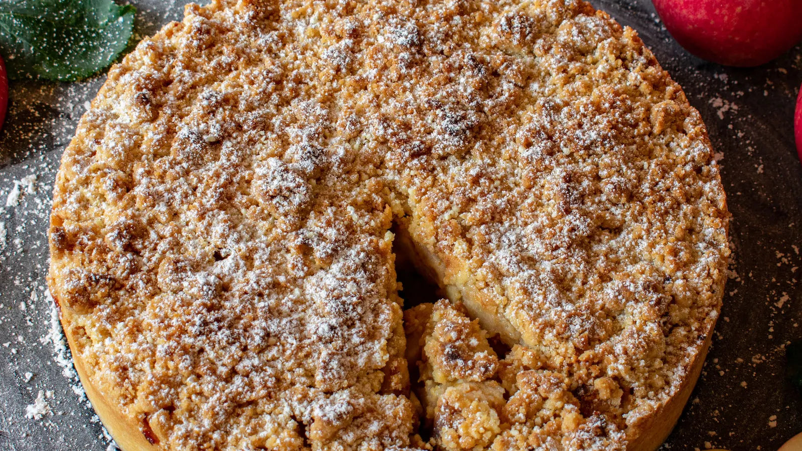 Crumble aux pommes doré dans un plat à gratin