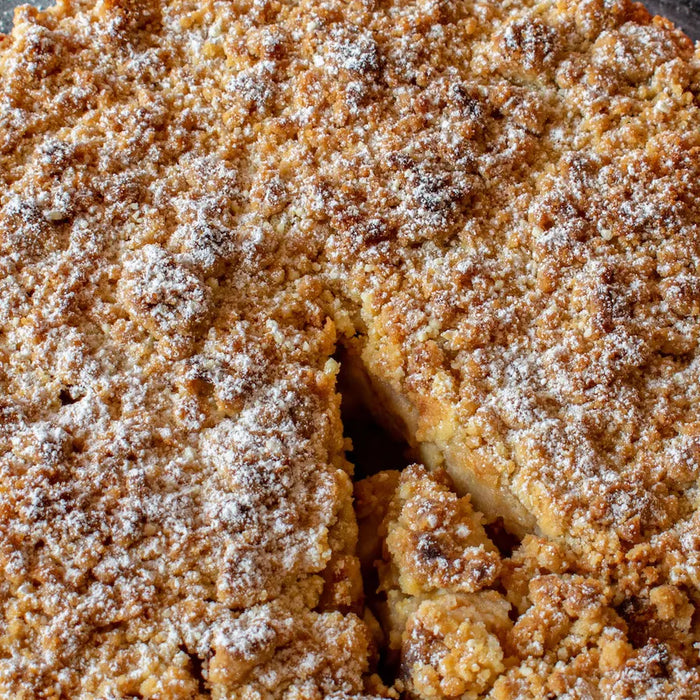 Crumble aux pommes doré dans un plat à gratin