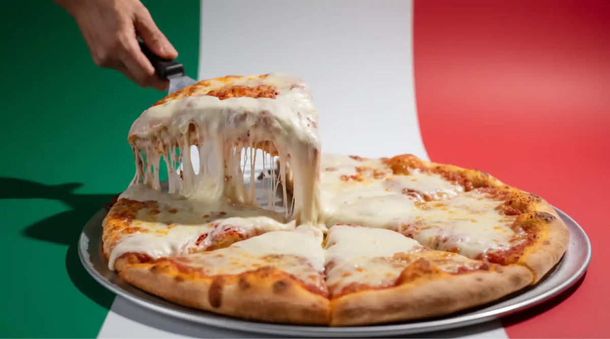 Pizza al taglio moelleuse et croustillante servie à Milan, spécialité italienne en tranches