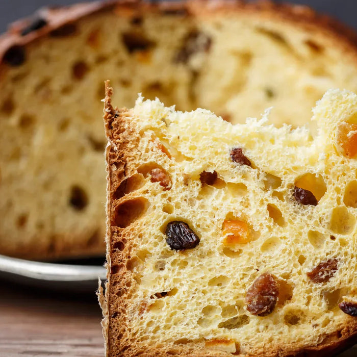 Tranche de panettone italien moelleux avec raisins secs et fruits confits, brioche traditionnelle de Milan servie sur une assiette