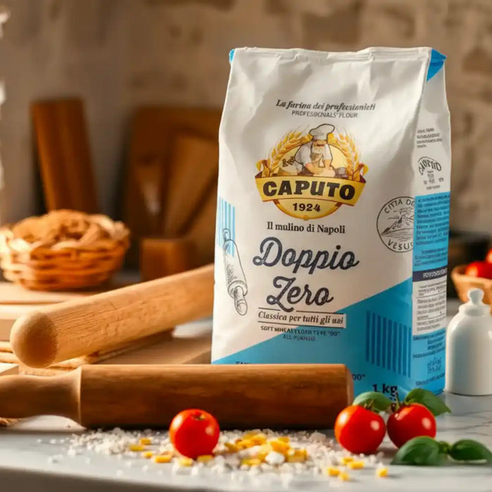 Sac de farine Caputo 00 posé sur un plan de cuisine avec ingrédients italiens pour préparer pizzas et pâtes fraîches.