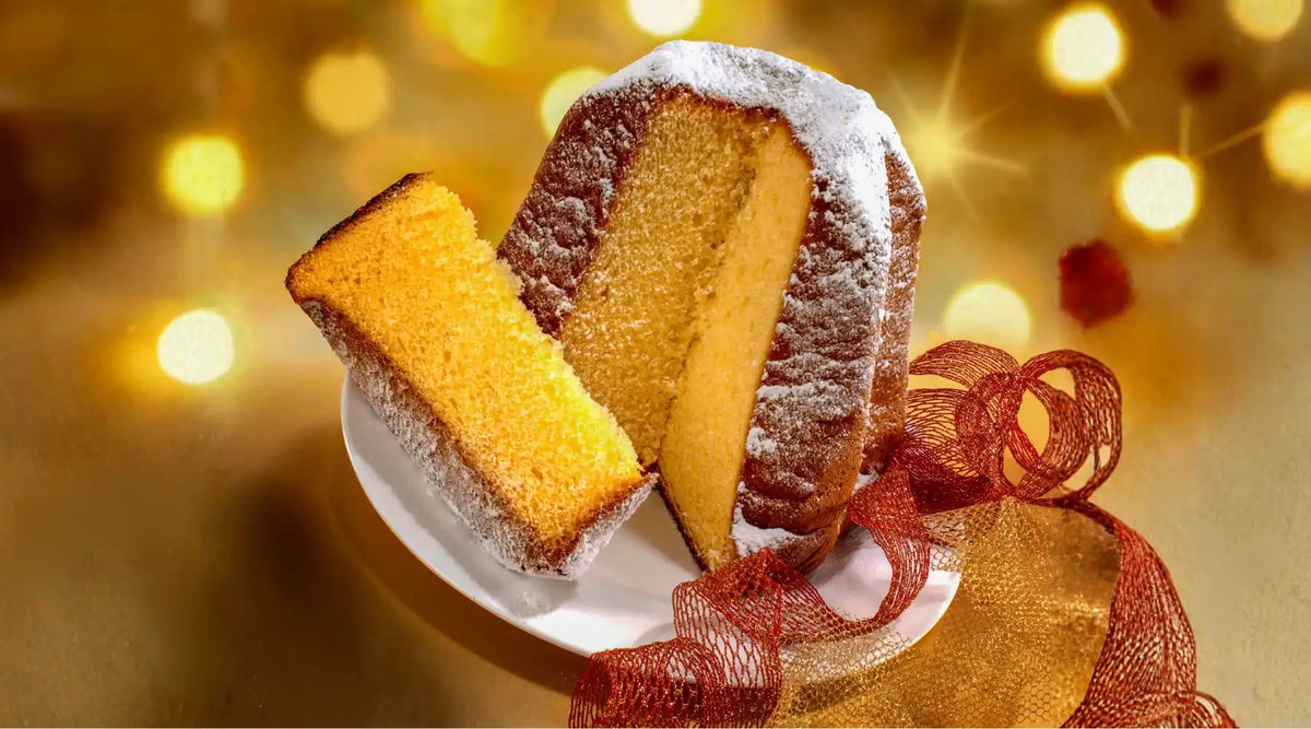 Tranches de pandoro italien traditionnel saupoudré de sucre glace sur fond lumineux festif