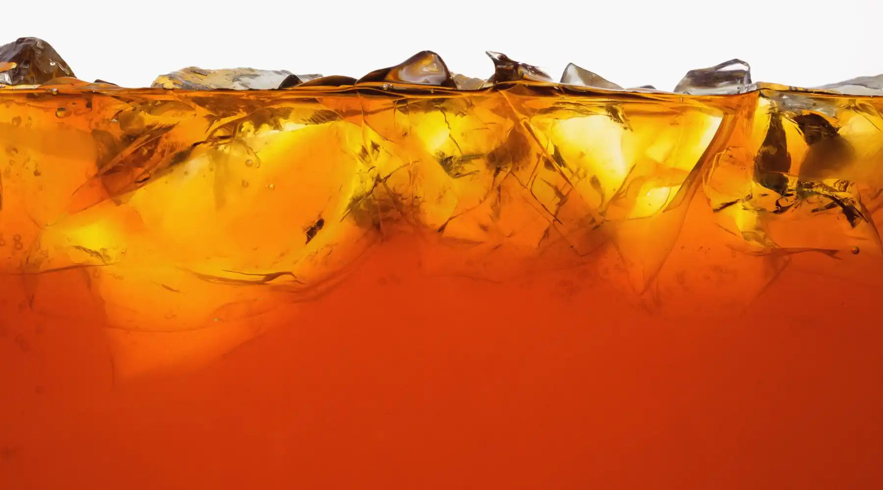 Verre d’Estathé glacé avec glaçons, couleur ambrée et ambiance rafraîchissante.