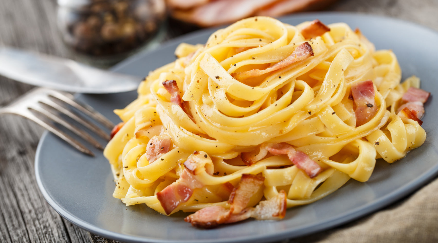 SUR LES TRACES DE LA CARBONARA : L'ANTIQUE ET MYSTÉRIEUSE RIQUAGGHIU SICILIENNE, VOUS CONNAISSEZ ?