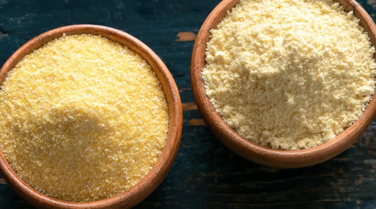 Bol de farine de maïs jaune et bol de farine de maïs blanche vus de dessus