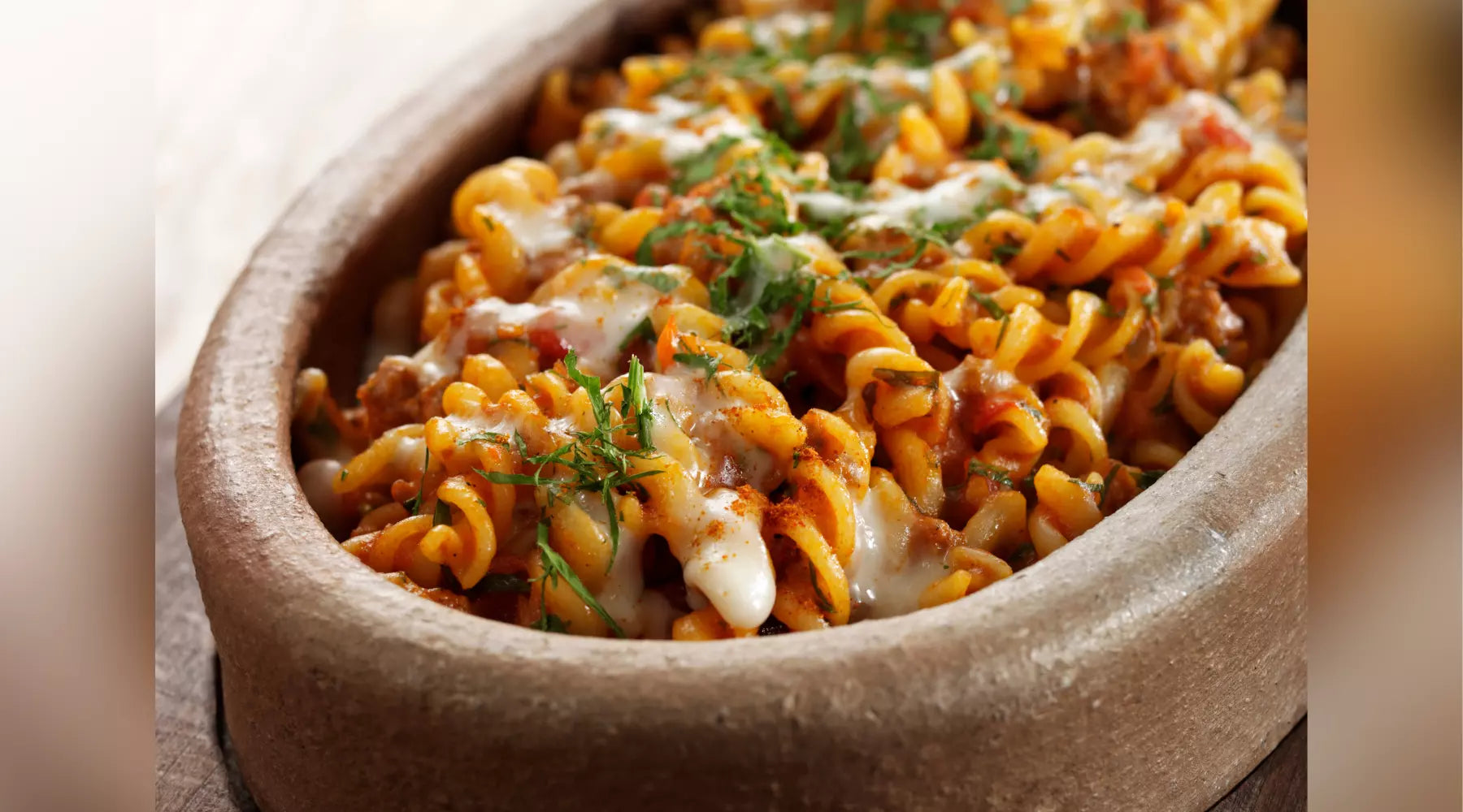 FUSILLI AU VEAU, AU SAFRAN, AUX COURGETTES ET À LA SAUGE