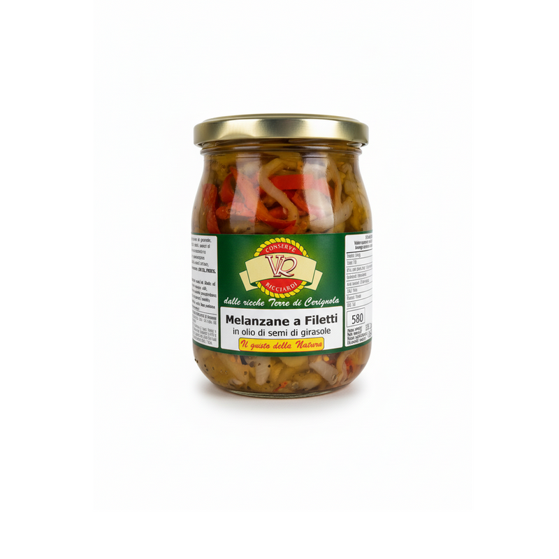 Bocal en verre de 580g de lanières d'aubergines marinées avec poivrons rouges et oignons dans l'huile de tournesol, marque Conserve VR Ricciardi, couvercle doré, origine Cerignola Puglia Italie