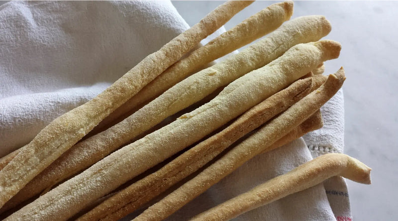 Gressin Nature Il Roero 300g sur serviette blanche, gressins authentiques du Piémont, parfaits pour apéritif.