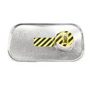 Bouchon de la bouteille de Gin Bio ENGINE 700ml, un gin italien artisanal du Piémont, avec étiquette rayée jaune et noire.