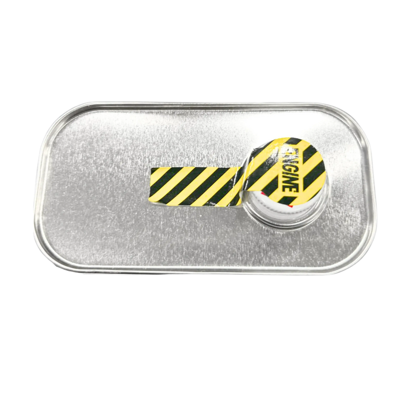 Bouchon de la bouteille de Gin Bio ENGINE 700ml, un gin italien artisanal du Piémont, avec étiquette rayée jaune et noire.