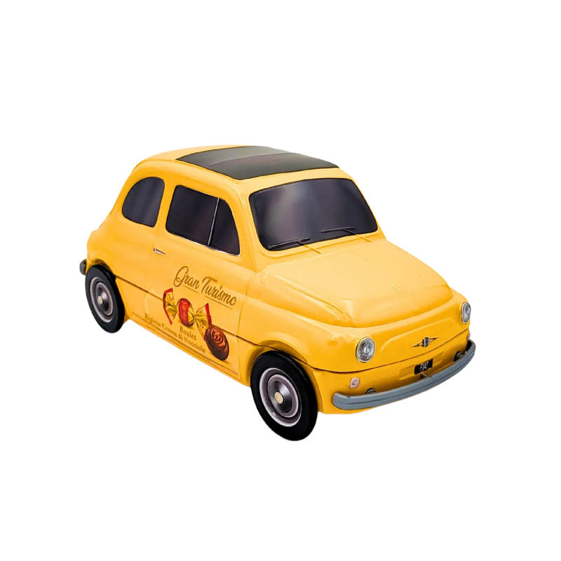 Face avant de la maquette Fiat 500 Gran Turismo jaune, avec design rétro, contenant des chocolats.