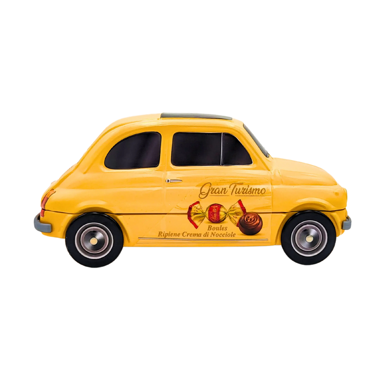 Vue latérale de la maquette Fiat 500 Gran Turismo en métal jaune, contenant des chocolats à la crème de noisette.
