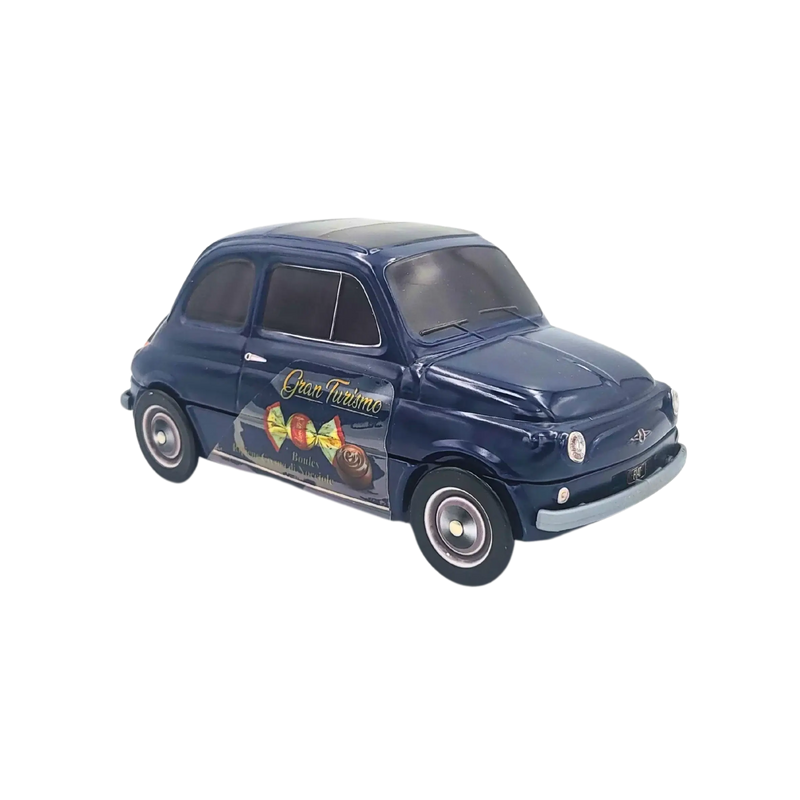 Miniature de Fiat 500 en bleu, accompagnée de chocolats italiens.