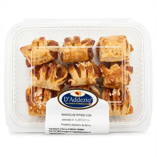 Biscuits feuilletés Mandolini D’Addezio au cœur d’abricot, présentés en barquette et saupoudrés de sucre.