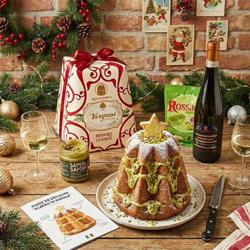 Coffret gourmand italien comprenant un Pandoro Vergani décoré à la crème de pistache, un pot de crème de pistache Sapere Sapori, un sachet de bonbons Rossana Pistacchio et une bouteille de Moscato d’Asti, présentés sur une table festive de Noël.