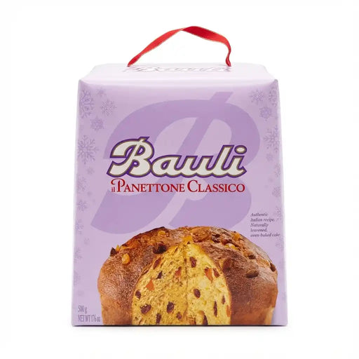 Panettone Classico Bauli 500g dans sa boîte violette avec poignée rouge, illustrant une brioche italienne moelleuse aux raisins et fruits confits.