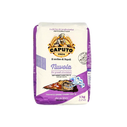 Paquet de farine caputo nuvola type 0, 1kg, idéal pour pizza, affichant la marque Caputo et des éléments graphiques liés à la cuisine italienne.