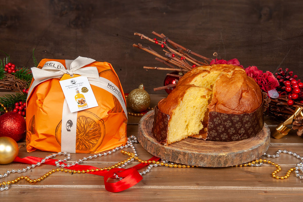 Panettone Morelli à l'Arancino, entier dans son emballage orange et tranché