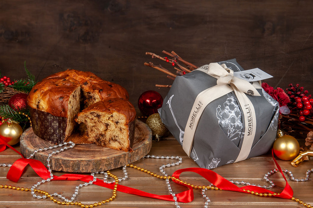 Panettone Morelli à la grappa et au chocolat noir, entier dans son emballage et tranché