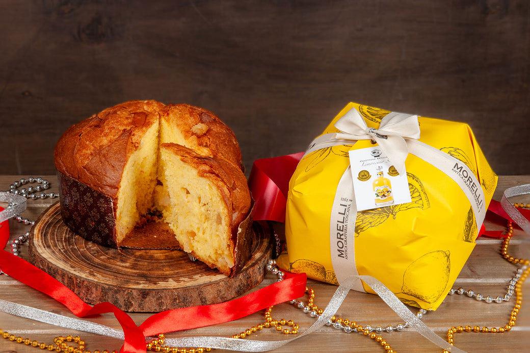 Panettone Morelli au Limoncino, entier dans son emballage jaune et tranché