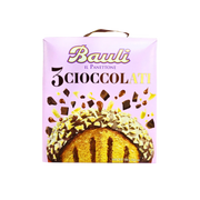 Panettone chocolat Bauli 3 Cioccolati 750 g, illustré avec ses décorations gourmandes et son emballage festif.