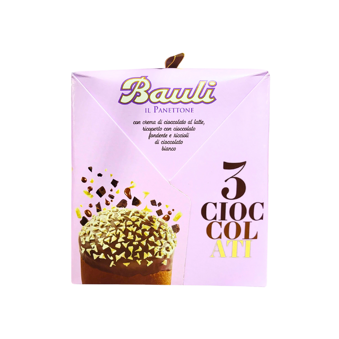 Panettone 3 Cioccolati de Bauli 750g - Vue avant du packaging avec glaçage au chocolat noir et copeaux de chocolat blanc.