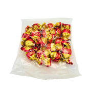 Chocolats emballés individuellement en rouge et or, inclus dans la maquette Fiat 500 Gran Turismo.