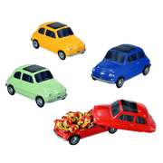 Collection de maquettes de Fiat 500 Gran Turismo en métal de différentes couleurs (jaune, bleu, vert et rouge), contenant des chocolats emballés individuellement, avec un modèle rouge ouvert révélant les chocolats.