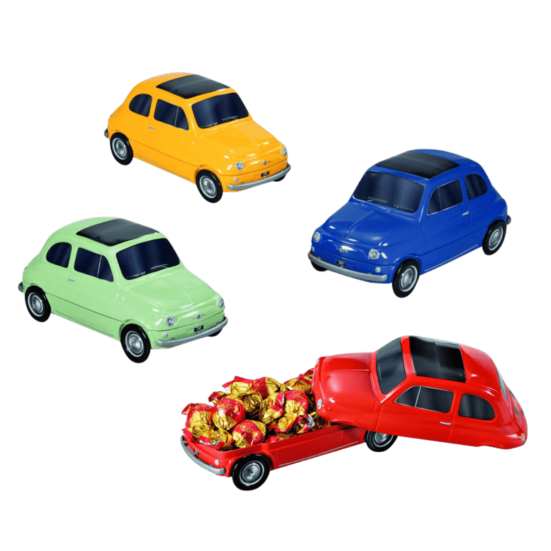 Collection de maquettes de Fiat 500 Gran Turismo en métal de différentes couleurs (jaune, bleu, vert et rouge), contenant des chocolats emballés individuellement, avec un modèle rouge ouvert révélant les chocolats.