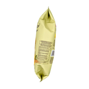 L'emballage du produit en avant-plan, avec un fond de paysages typiques d'Italie, soulignant son origine artisanale et italienne.