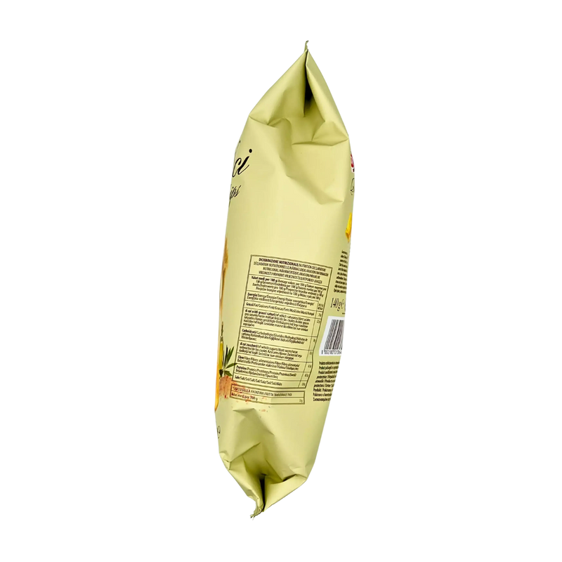 L'emballage du produit en avant-plan, avec un fond de paysages typiques d'Italie, soulignant son origine artisanale et italienne.