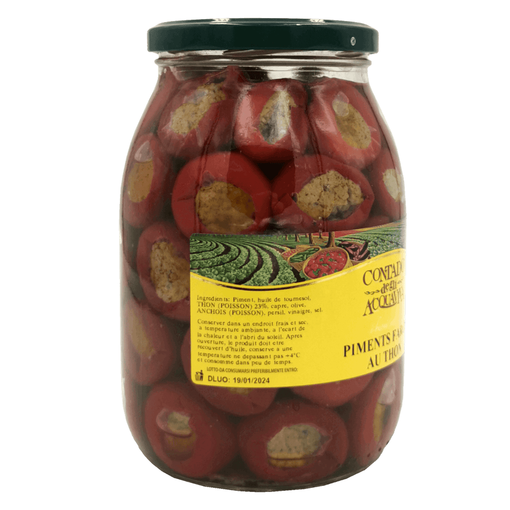 Peperoncini Farcis mit Thunfisch Contado degli Acquaviva – Nahaufnahme der Zusammensetzung mit Thunfisch, Kapern und schwarzen Oliven