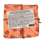 Emballage du panettone caramel & choco blanc Vergani 750g avec étiquette d'ingrédients en arrière-plan.